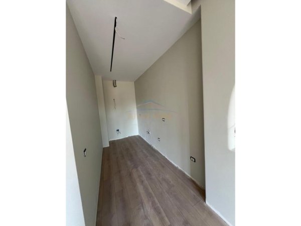 Tirane, jepet me qera apartament 1+1+Ballkon Kati 7, 64 m² 800 € (Rruga e Barrikadave)
