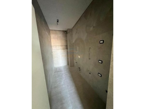 Tirane, jepet me qera apartament 1+1+Ballkon Kati 7, 64 m² 800 € (Rruga e Barrikadave)
