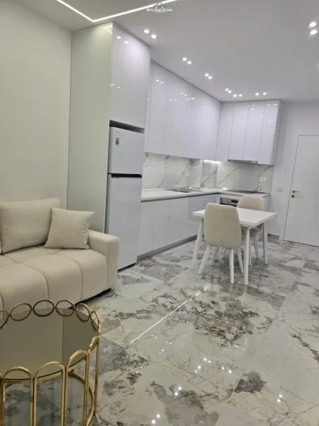 Tirane, jepet me qera apartament 1+1 Kati 5, 76 m² 500 € (paskuqan)