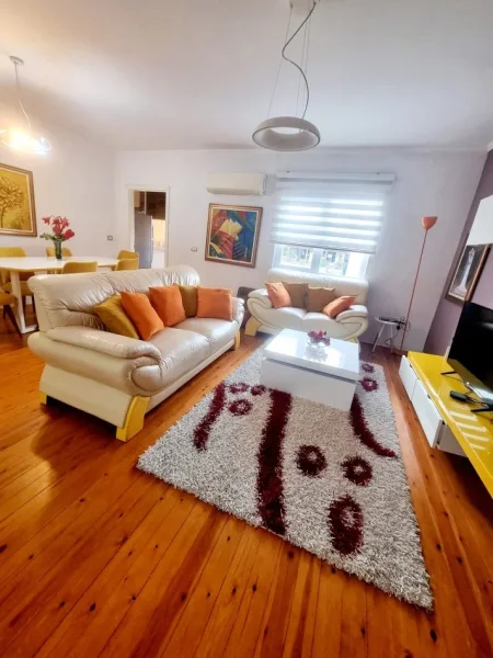 Tirane, jepet me qera apartament 2+1+Ballkon , 700 € 