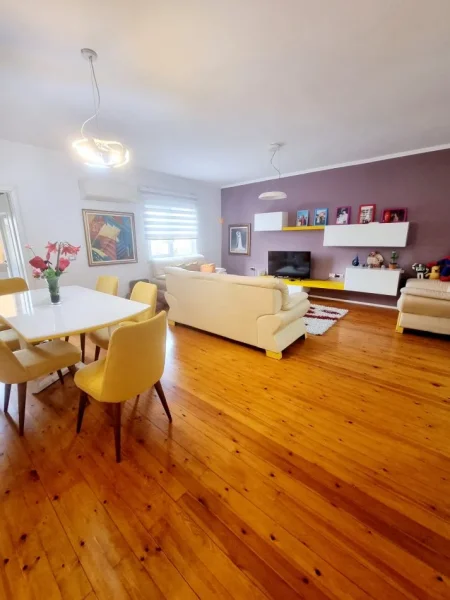 Tirane, jepet me qera apartament 2+1+Ballkon , 700 € 
