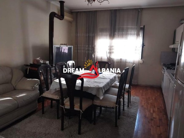 Tirane, jepet me qera apartament 2+1 , 144 m² 600 € (prane “Kompleksit ASL”,Porcelan)