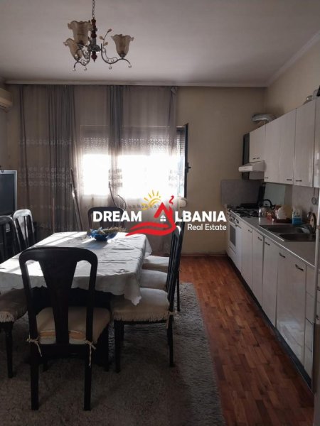 Tirane, jepet me qera apartament 2+1 , 144 m² 600 € (prane “Kompleksit ASL”,Porcelan)