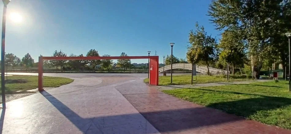 Lezhë Shitet 2+1 afër Shetitores, i përshtatshëm për biznes