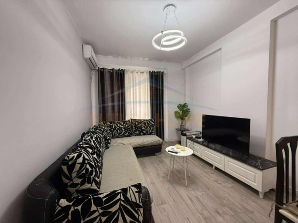 Tirane, jepet me qera apartament 1+1 Kati 3, 56 m² 400 € (Unaza e Re)