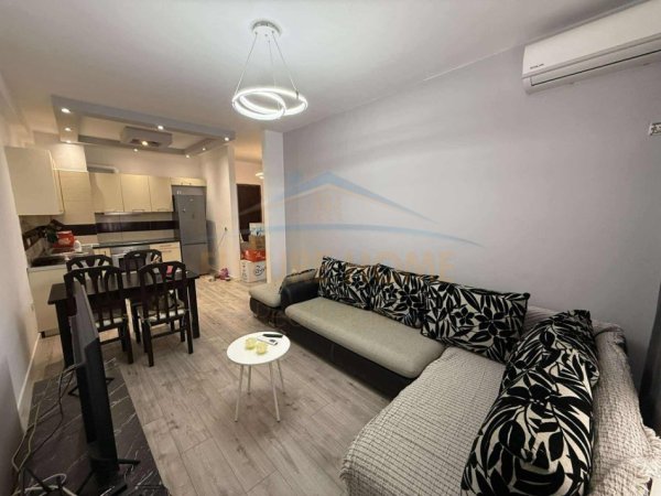 Tirane, jepet me qera apartament 1+1 Kati 3, 56 m² 400 € (Unaza e Re)