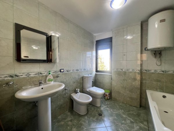 Tirane, jepet me qera ambjent biznesi Kati 4, 132 m² 950 € (Rruga kavajes)