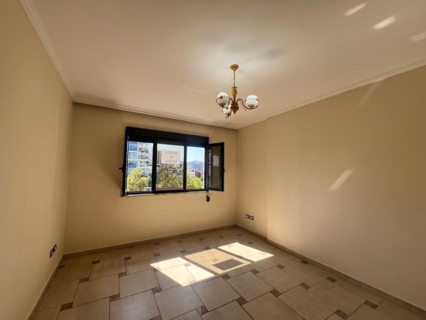 Tirane, jepet me qera ambjent biznesi Kati 4, 132 m² 950 € (Rruga kavajes)