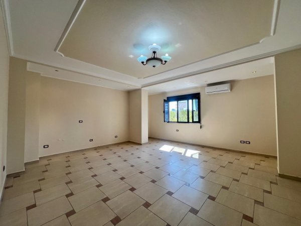 Tirane, jepet me qera ambjent biznesi Kati 4, 132 m² 950 € (Rruga kavajes)