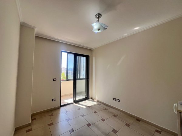 Tirane, jepet me qera ambjent biznesi Kati 4, 132 m² 950 € (Rruga kavajes)