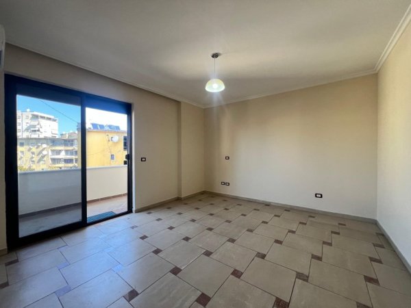 Tirane, jepet me qera ambjent biznesi Kati 4, 132 m² 950 € (Rruga kavajes)