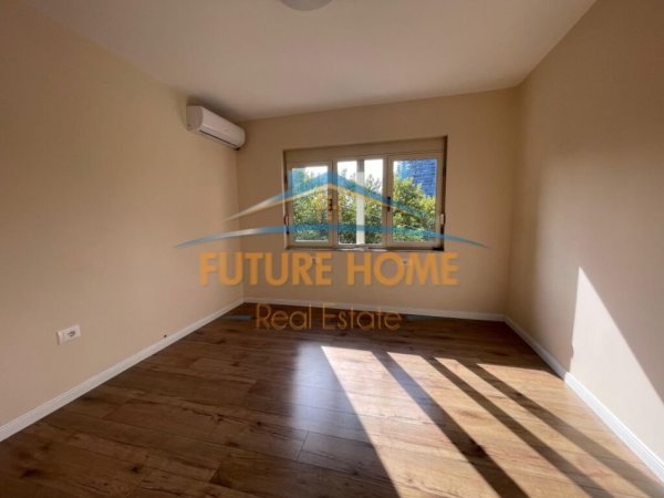 Tirane, jepet me qera ambjent biznesi Kati 2, 74 m² 1.200 € (Qender)