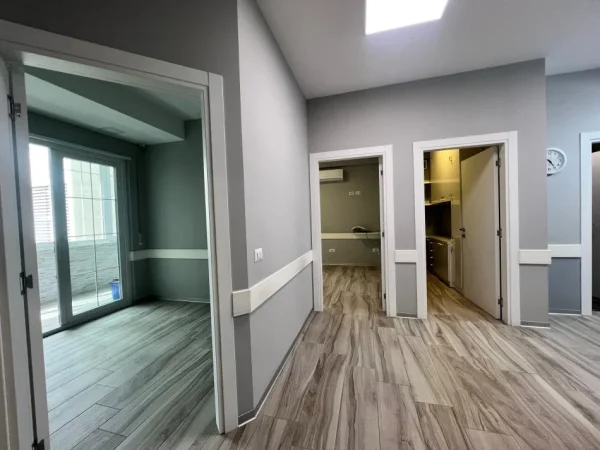 Tirane, jepet me qera ambjent biznesi Kati 1, 106 m² 900 € (Brryli)