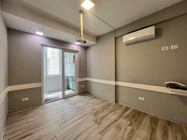 Tirane, jepet me qera ambjent biznesi Kati 1, 106 m² 900 € (Brryli)