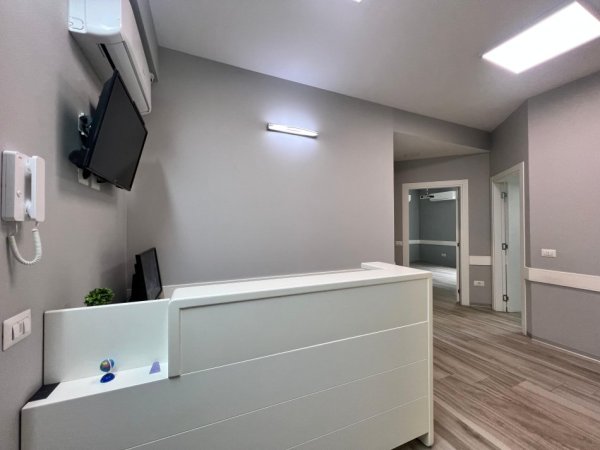 Tirane, jepet me qera ambjent biznesi Kati 1, 106 m² 900 € (Brryli)