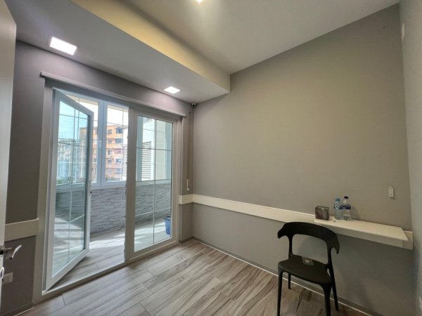 Tirane, jepet me qera ambjent biznesi Kati 1, 106 m² 900 € (Brryli)