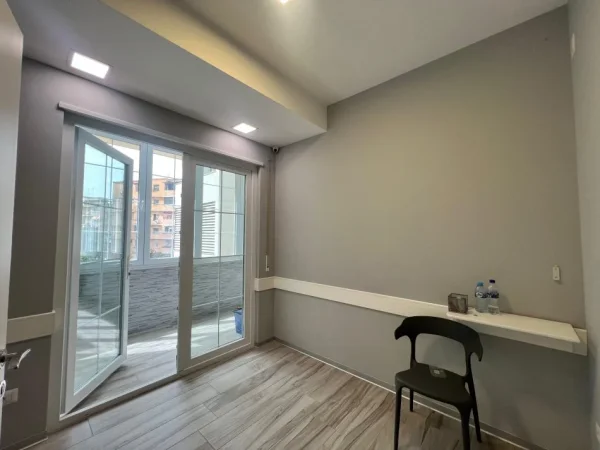 Tirane, jepet me qera ambjent biznesi Kati 1, 106 m² 900 € (Brryli)