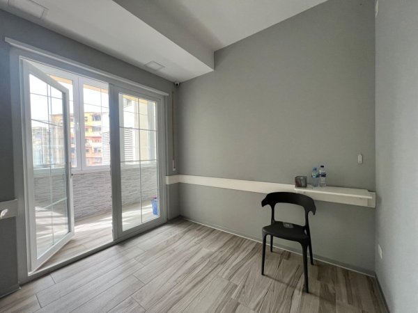 Tirane, jepet me qera ambjent biznesi Kati 1, 106 m² 900 € (Brryli)