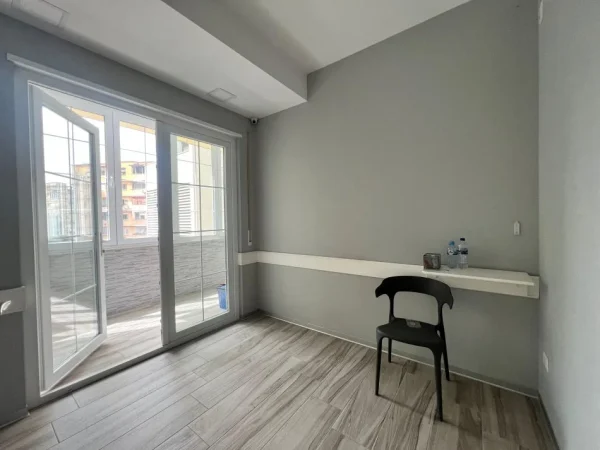 Tirane, jepet me qera ambjent biznesi Kati 1, 106 m² 900 € (Brryli)