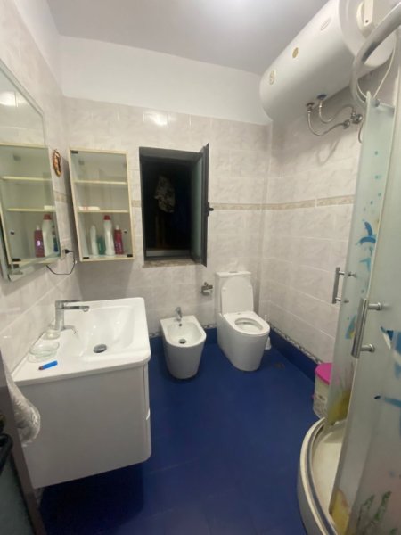 Tirane, jepet me qera apartament 1+1+Ballkon Kati 3, 60 m² 480 € (21 Dhjetori pas Sabaudin Gabranit)