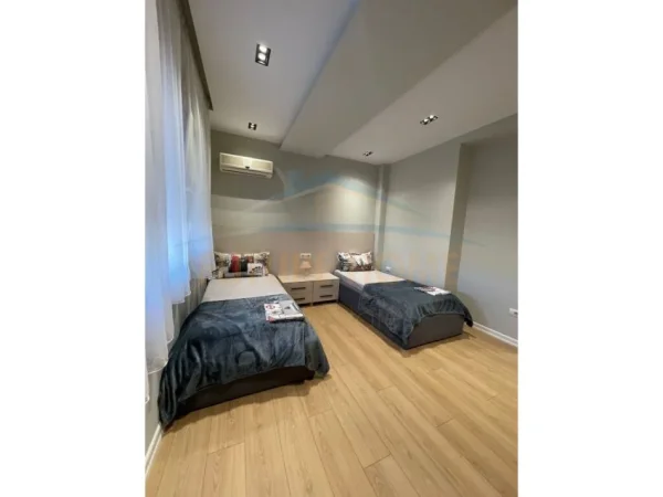 Tirane, jepet me qera apartament 2+1+Ballkon Kati 5, 96 m² 700 € (Materniteti i ri)