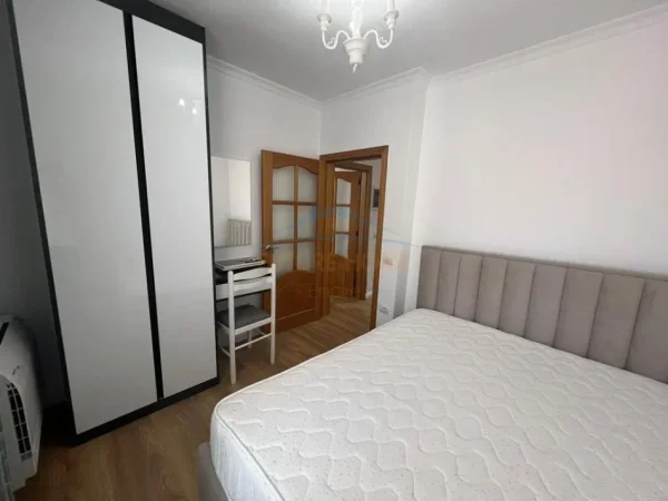 Tirane, jepet me qera apartament 3+1+Ballkon Kati 1, 111 m² 1.000 € (Bulevardi Zogu i Pare)