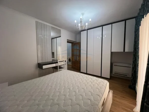 Tirane, jepet me qera apartament 3+1+Ballkon Kati 1, 111 m² 1.000 € (Bulevardi Zogu i Pare)