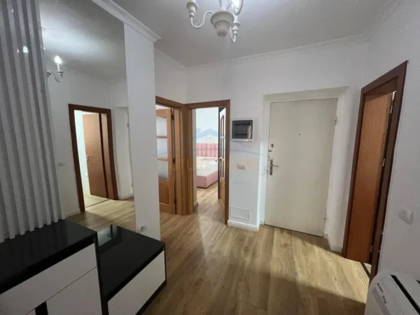 Tirane, jepet me qera apartament 3+1+Ballkon Kati 1, 111 m² 1.000 € (Bulevardi Zogu i Pare)