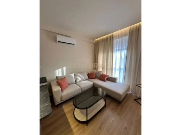 Tirane, jepet me qera apartament 1+1 Kati 7, 100 m² 500 € (Rezidenca Kaimi)