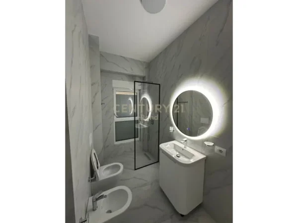 Tirane, jepet me qera apartament 1+1 Kati 7, 100 m² 500 € (Rezidenca Kaimi)
