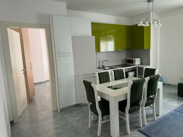 Tirane, jepet me qera apartament 1+1+Ballkon Kati 3, 70 m² 500 € (liqeni i thate)