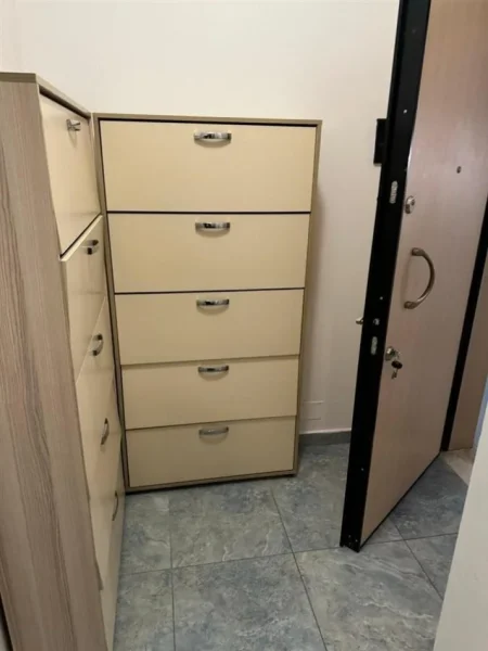 Tirane, jepet me qera apartament 1+1+Ballkon Kati 3, 70 m² 500 € (liqeni i thate)