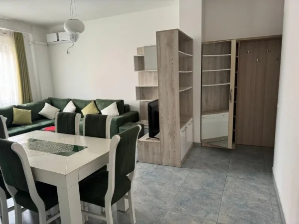 Tirane, jepet me qera apartament 1+1+Ballkon Kati 3, 70 m² 500 € (liqeni i thate)
