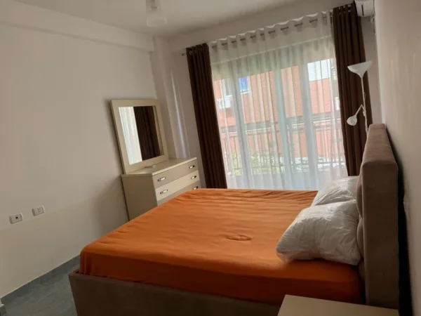 Tirane, jepet me qera apartament 1+1+Ballkon Kati 3, 70 m² 500 € (liqeni i thate)