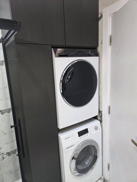 Tirane, jepet me qera apartament 2+1+Ballkon Kati 7, 117 m² 1.000 € (Unaza e Re)