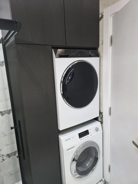 Tirane, jepet me qera apartament 2+1+Ballkon Kati 7, 117 m² 1.000 € (Unaza e Re)