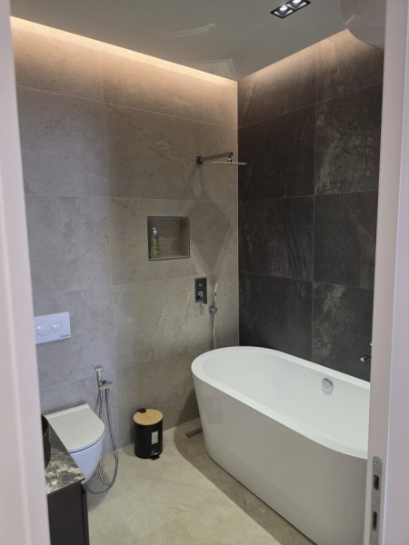 Tirane, jepet me qera apartament 2+1+Ballkon Kati 7, 117 m² 1.000 € (Unaza e Re)