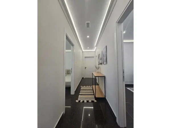 Tirane, jepet me qera apartament 2+1 , 102 m² 1.000 € (RRUGA SIRI KODRA)