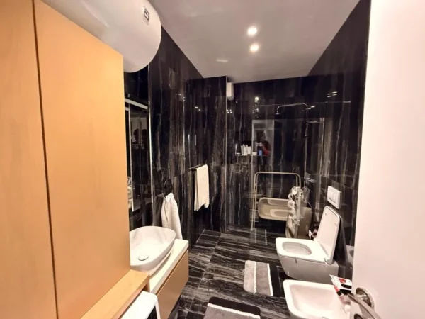 Tirane, shitet apartament 2+1 Kati 8, 132 m² 345.000 € (Brryl, Shkolla e Kuqe)