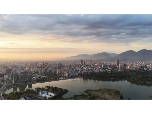 Tirane, shitet apartament 3+1+Aneks+Ballkon Kati 7, 200 m² 440.000 € (Liqeni i thate)