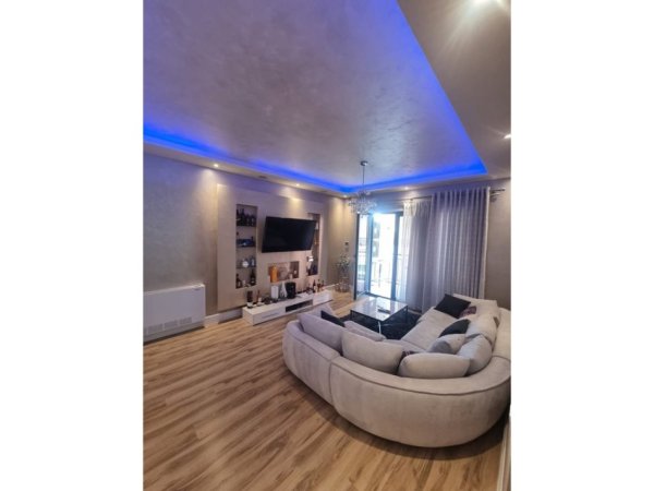 Tirane, jepet me qera apartament 2+1+Ballkon Kati 3, 102 m² 900 € (Astir)