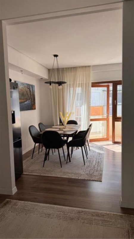 Tirane, jepet me qera apartament 3+1+Ballkon Kati 6, 165 m² 650 € (FRESK)