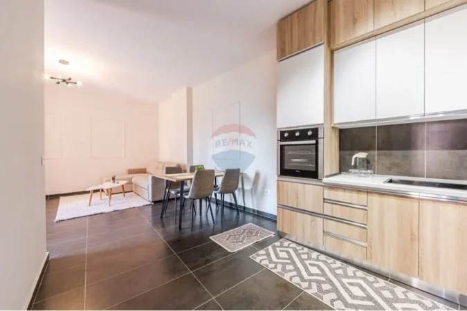 Tirane, jepet me qera apartament 1+1+Ballkon , 70 m² 1.000 € (Rruga e Kavajes)