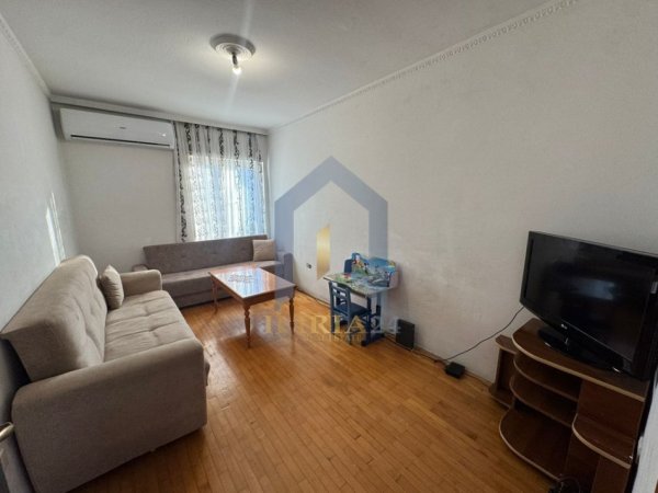 Tirane, jap me qera apartament 1+1+Ballkon Kati 4, 75 m² 450 € (Laprake)