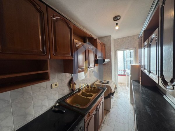 Tirane, jap me qera apartament 1+1+Ballkon Kati 4, 75 m² 450 € (Laprake)