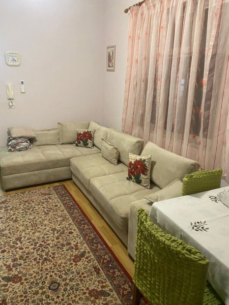 Jepet me Qera Apartament 3+1+2 ne Rrugen Bardhyl 5 Minuta nga Qendra