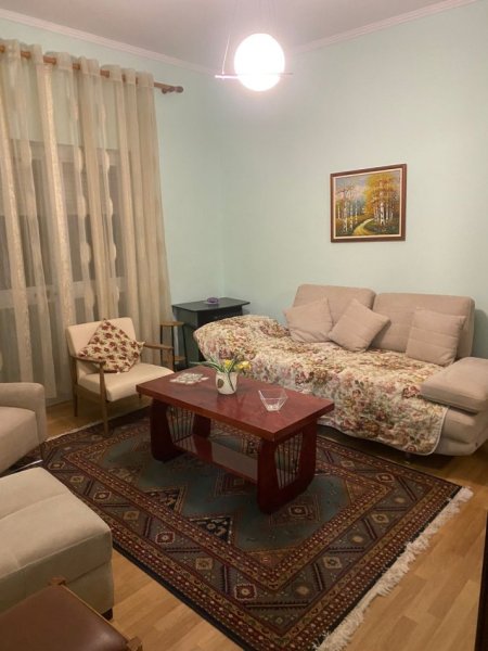 Jepet me Qera Apartament 3+1+2 ne Rrugen Bardhyl 5 Minuta nga Qendra
