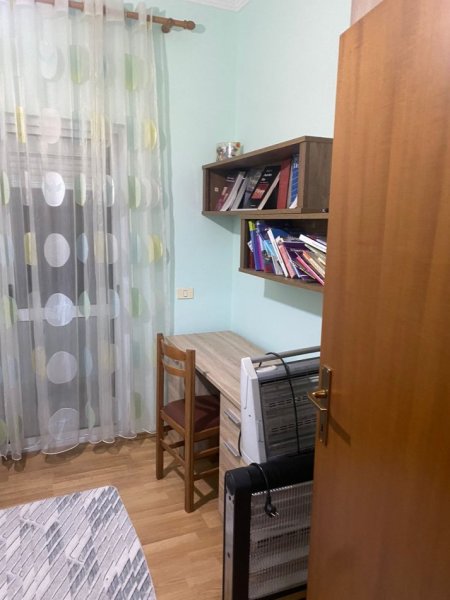 Jepet me Qera Apartament 3+1+2 ne Rrugen Bardhyl 5 Minuta nga Qendra