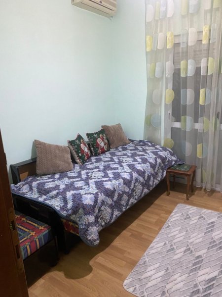 Jepet me Qera Apartament 3+1+2 ne Rrugen Bardhyl 5 Minuta nga Qendra