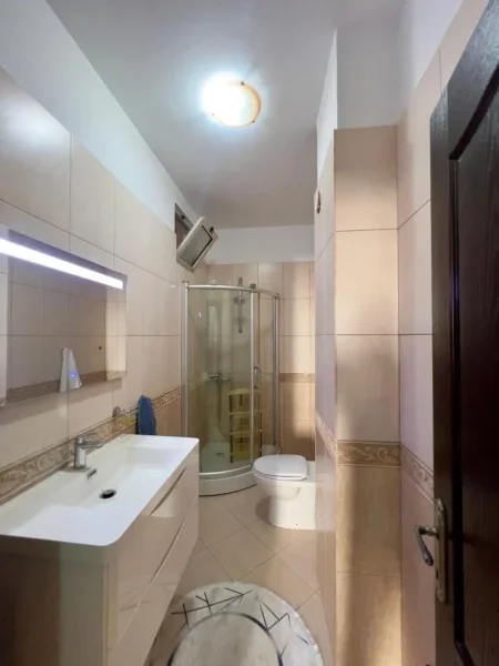 Tirane, jepet me qera apartament 2+1+Ballkon Kati 2, 103 m² 650 € (george washington)